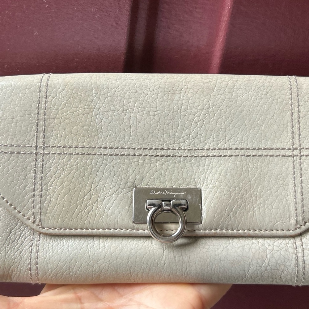 Elegant Salvador Ferragamo Gray/ Cream Leather Wallet